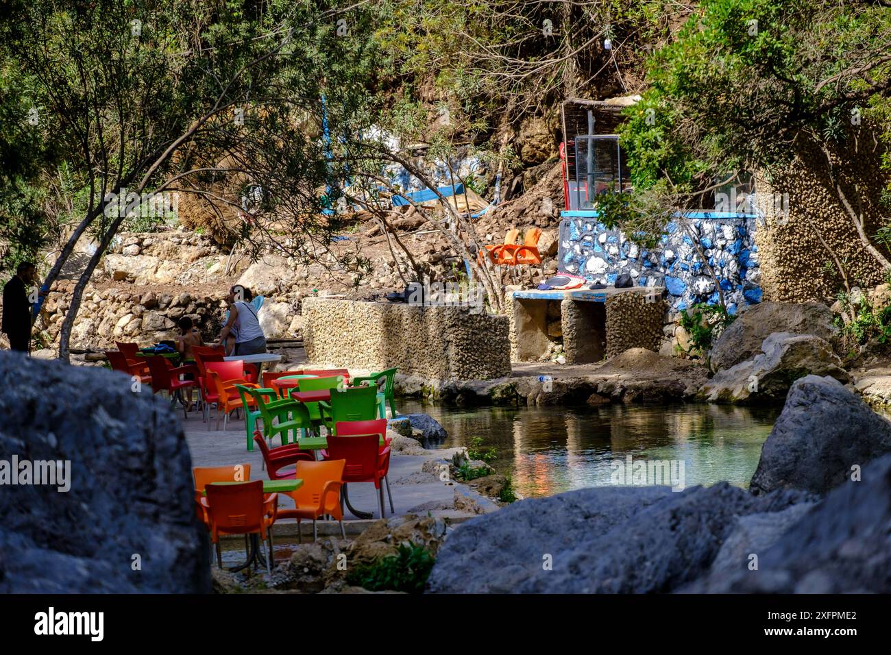 Restaurant Riverside, God's Bridge, Akchour, Talassemtane nature Park, région du Rif, maroc Banque D'Images