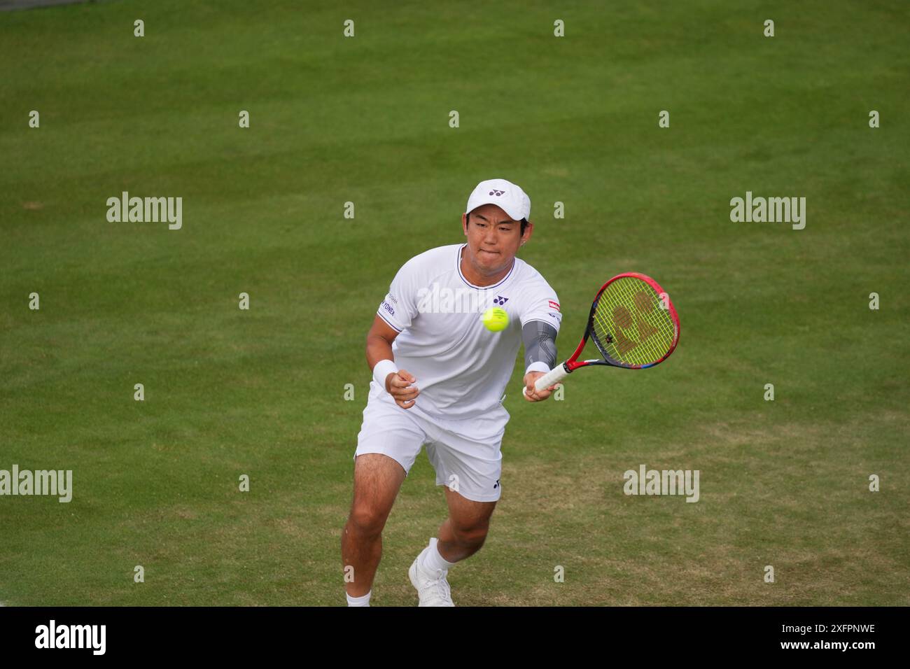 LONDRES, ANGLETERRE - 04 JUILLET : Yoshihito Nishioka du Japon joue un tir dans le match de deuxième tour en simple masculin contre Giovanni Mpetshi Perricard de France lors de la quatrième journée des Championnats de Wimbledon 2024 au All England Lawn Tennis and Croquet Club le 4 juillet 2024 à Londres, Angleterre Banque D'Images