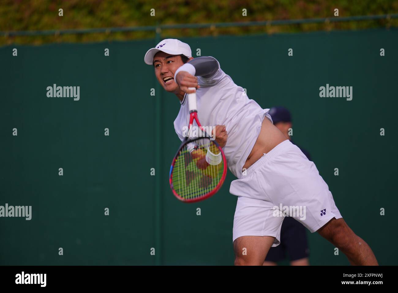 LONDRES, ANGLETERRE - 04 JUILLET : Yoshihito Nishioka du Japon joue un tir dans le match de deuxième tour en simple masculin contre Giovanni Mpetshi Perricard de France lors de la quatrième journée des Championnats de Wimbledon 2024 au All England Lawn Tennis and Croquet Club le 4 juillet 2024 à Londres, Angleterre Banque D'Images