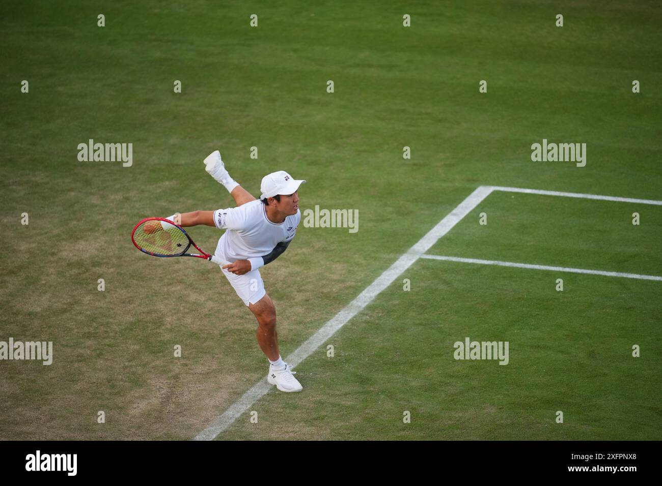 LONDRES, ANGLETERRE - 04 JUILLET : Yoshihito Nishioka du Japon joue un tir dans le match de deuxième tour en simple masculin contre Giovanni Mpetshi Perricard de France lors de la quatrième journée des Championnats de Wimbledon 2024 au All England Lawn Tennis and Croquet Club le 4 juillet 2024 à Londres, Angleterre Banque D'Images