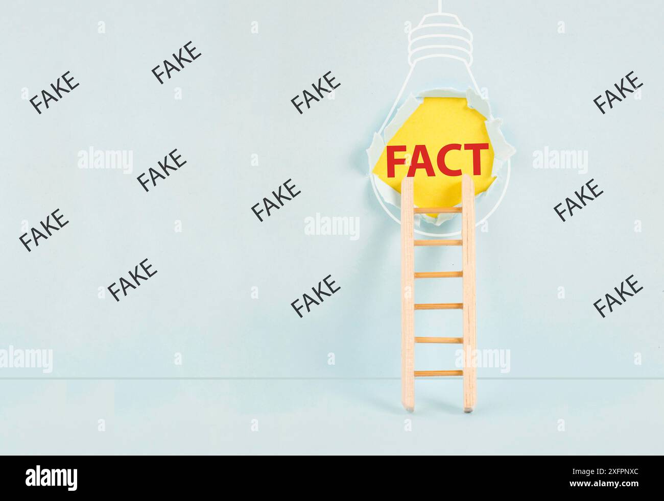 L'échelle au trou dans le mur avec le mot fait, entouré par les fausses nouvelles, la propagande et la théorie du complot, les médias et la question de manipulation Banque D'Images