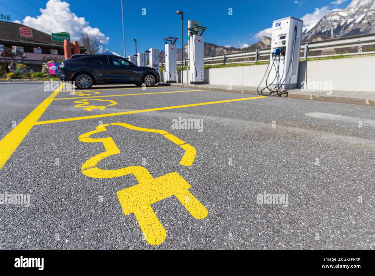 Symbole de stationnement pour les chargeurs de voiture électrique à une station de repos le long de l'autoroute Banque D'Images
