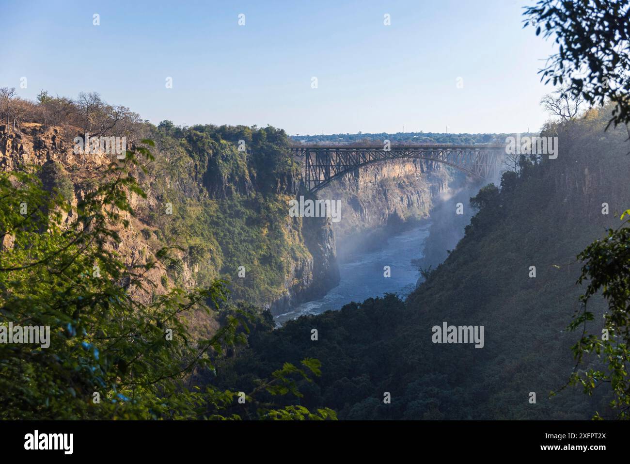 Vue sur le pont traversant le fleuve Zambèze, Victoria Falls. Livingstone. Zambie Banque D'Images