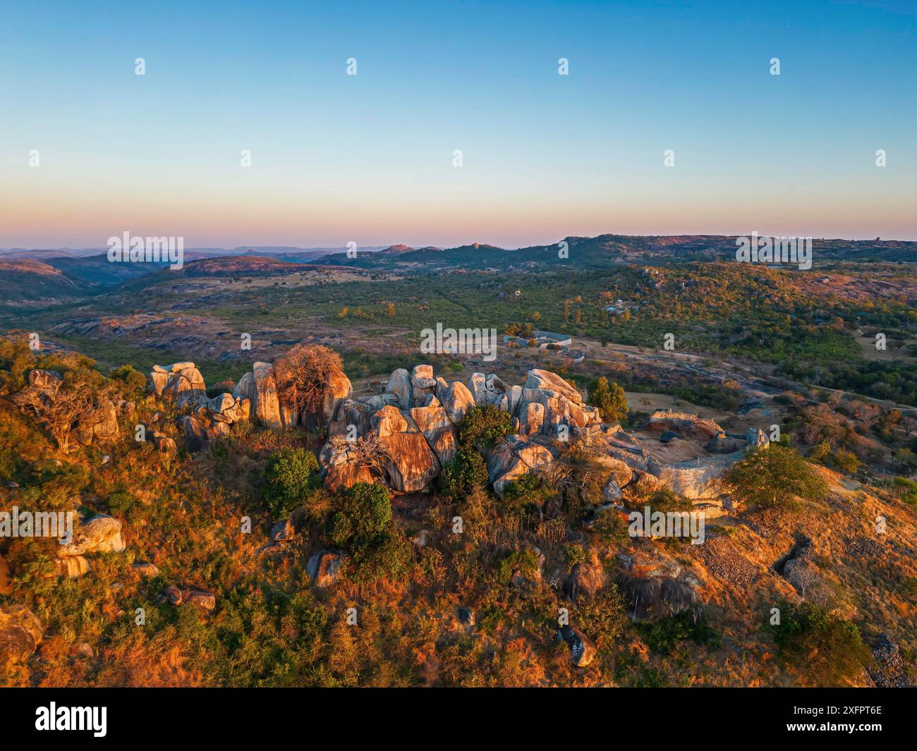 Hill Complex dans une vue aérienne au coucher du soleil Banque D'Images