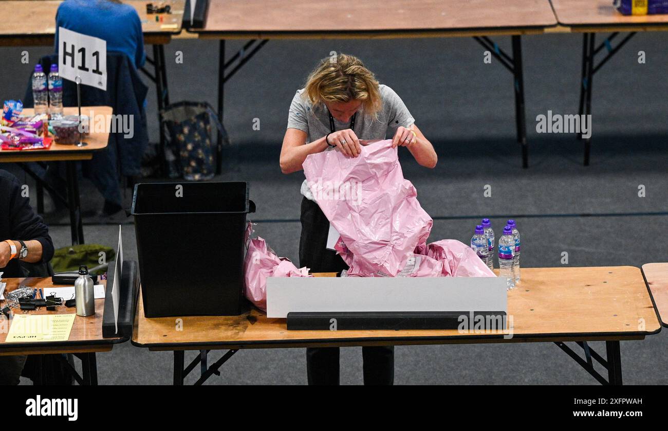 Brighton UK 4 juillet 2024 - les votes postaux arrivent alors que le dépouillement commence au Portslade Sports Centre pour les circonscriptions de Brighton & Hove aux élections générales : crédit Simon Dack / Alamy Live News Banque D'Images