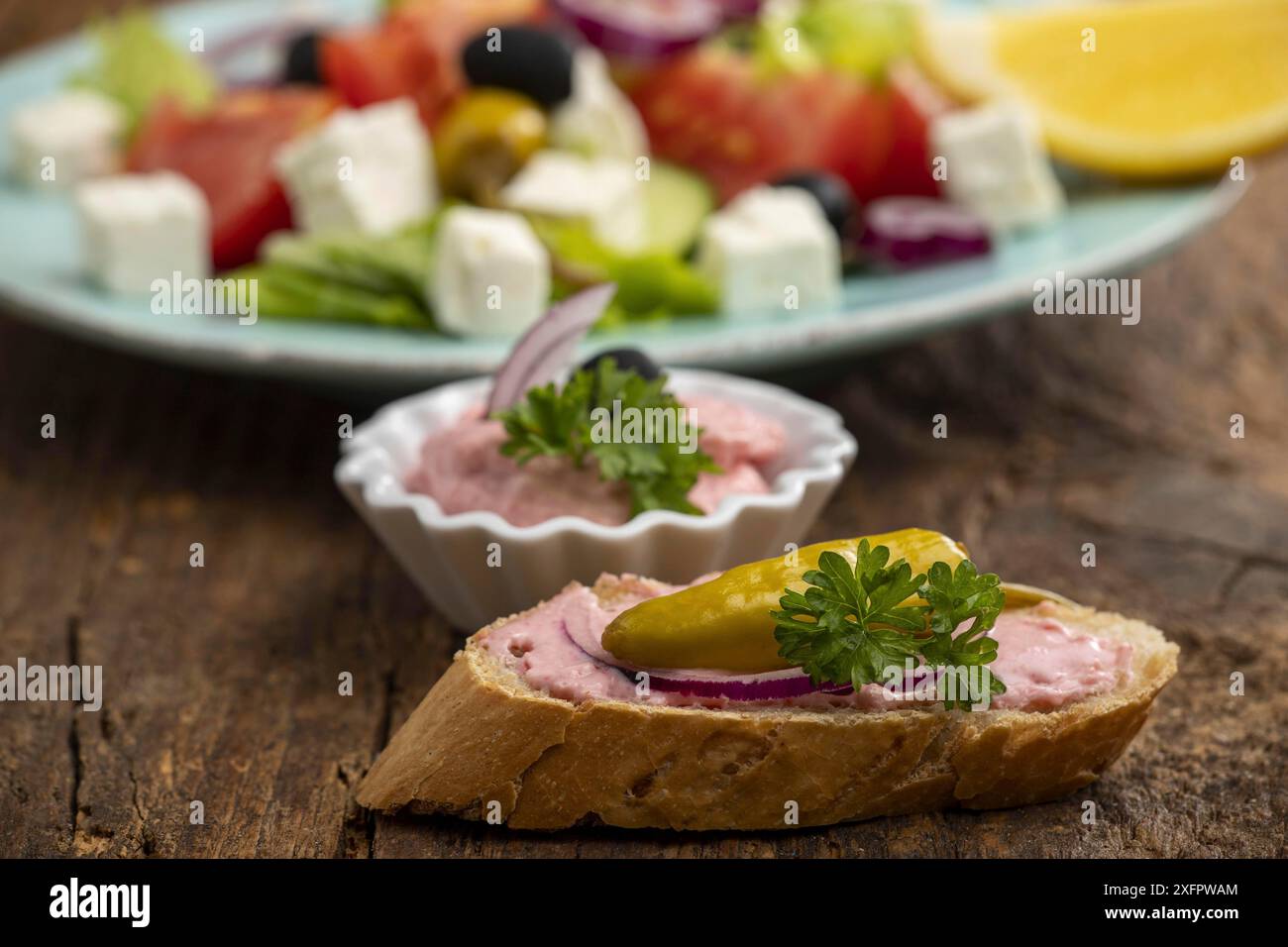 Salade avec fromage feta et olives Banque D'Images