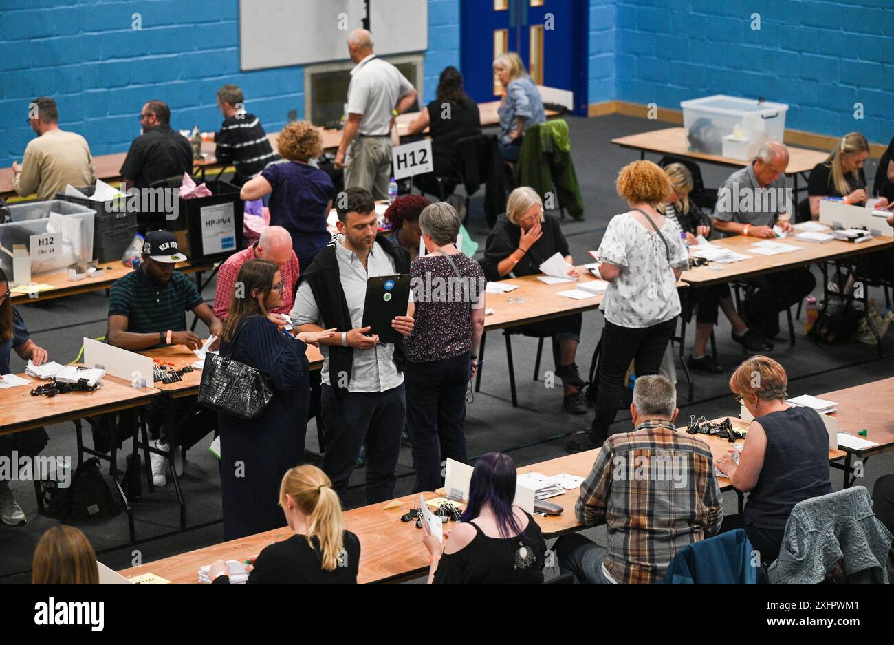 Brighton UK 4 juillet 2024 - le dépouillement commence au Portslade Sports Centre pour les circonscriptions de Brighton & Hove aux élections générales : crédit Simon Dack / Alamy Live News Banque D'Images