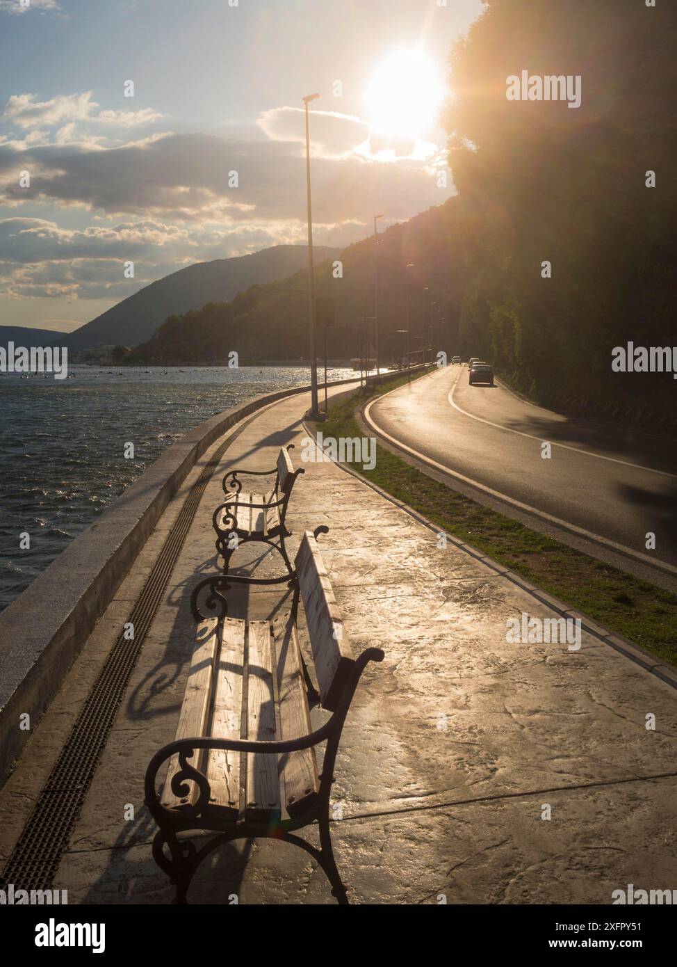 Route le long de la baie de kotor au Monténégro au coucher du soleil Banque D'Images