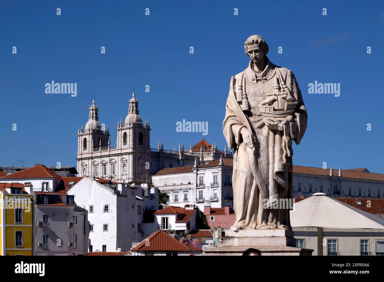 Vue du point de vue Miradouro de Santa Luzia, statue de Sao Vicente, église Igreja de Santo Estevao, vue sur la ville, Alfama, Lisbonne, Portugal Banque D'Images