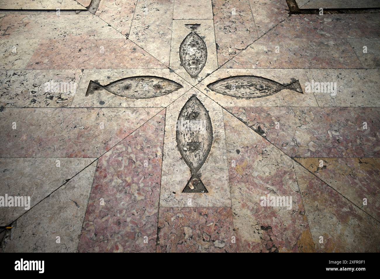 Traversée de poissons sur Calcada, mosaïque de trottoir, motif, zone piétonne, Lisbonne, Portugal Banque D'Images