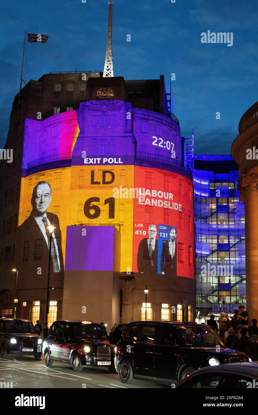 Londres, Royaume-Uni. 4 juillet 2024. Les sondages de sortie prédisant le résultat final des élections générales britanniques de 2024 sont projetés sur BBC Broadcasting House à Portland place après la fin du scrutin à 22 heures. Le sondage prévoit une large majorité de députés à la Chambre des communes pour le parti travailliste dirigé par Sir Keir Starmer. Crédit : Ron Fassbender/Alamy Live News Banque D'Images