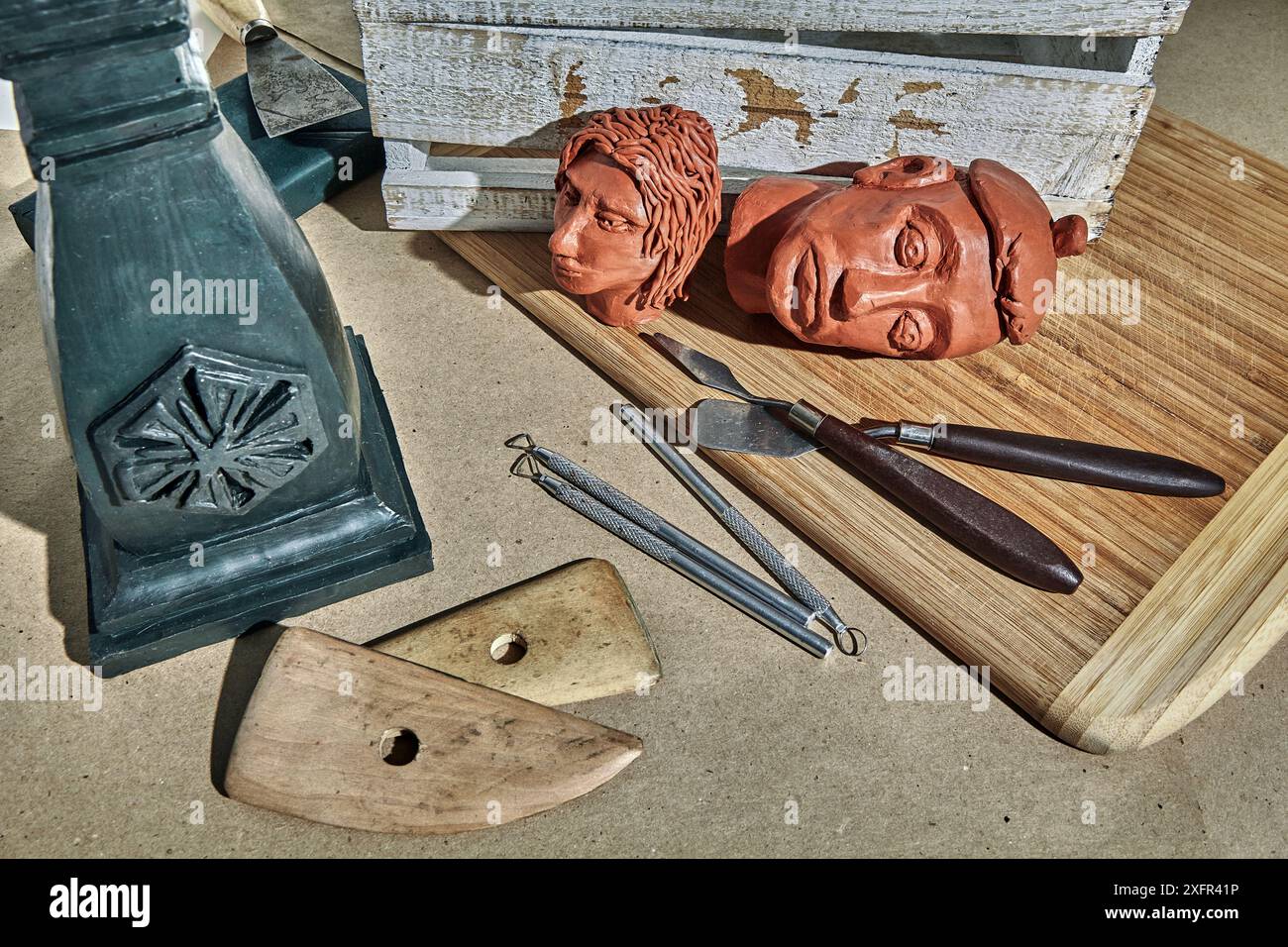 Têtes humaines et figurines sculptées à partir d'argile et de plastique dans un atelier de sculpteurs Banque D'Images