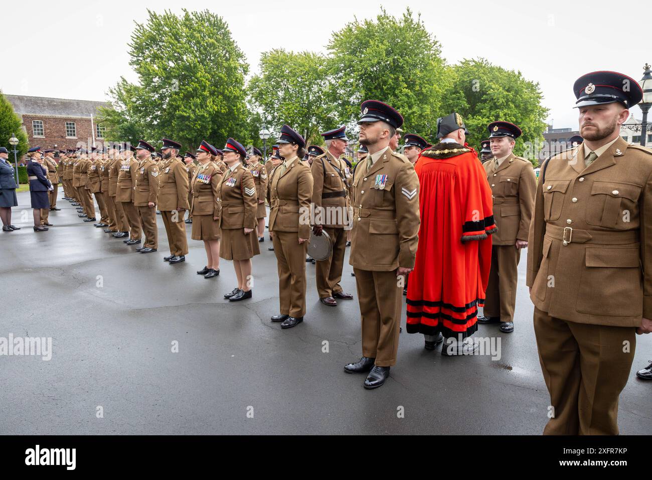 Le 75 Engineers Regiment exerce son droit en tant que Freemen de l'arrondissement en marchant au cœur de Warrington le jour des Forces armées 2024. Banque D'Images