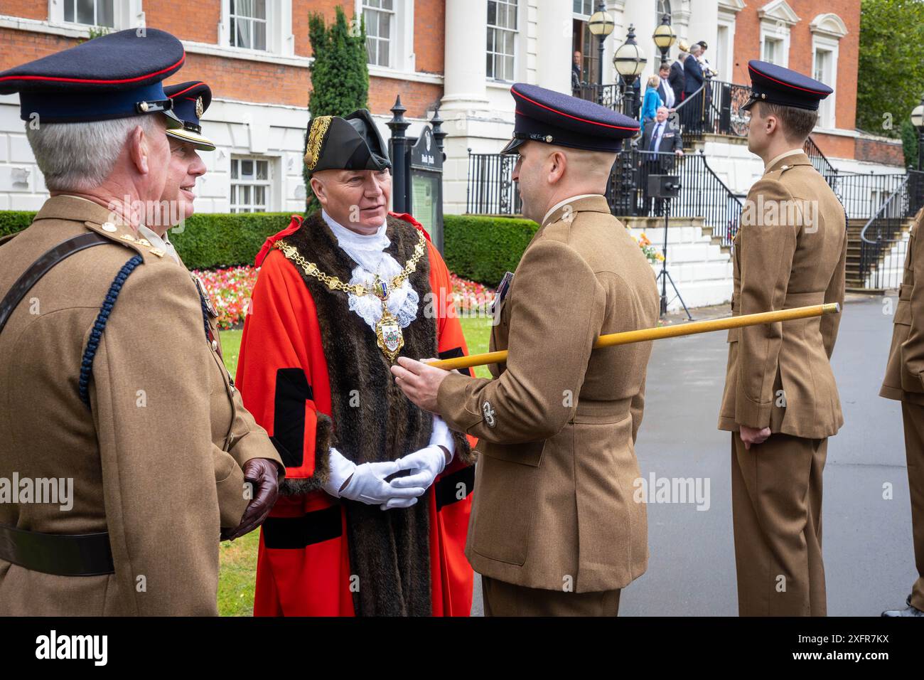 Le maire parle à l'officier avec un bâton de percussion du 75 Engineers Regiment alors qu'ils exercent leurs droits en tant que Freemen de Warrington le jour des Forces armées 2024. Banque D'Images