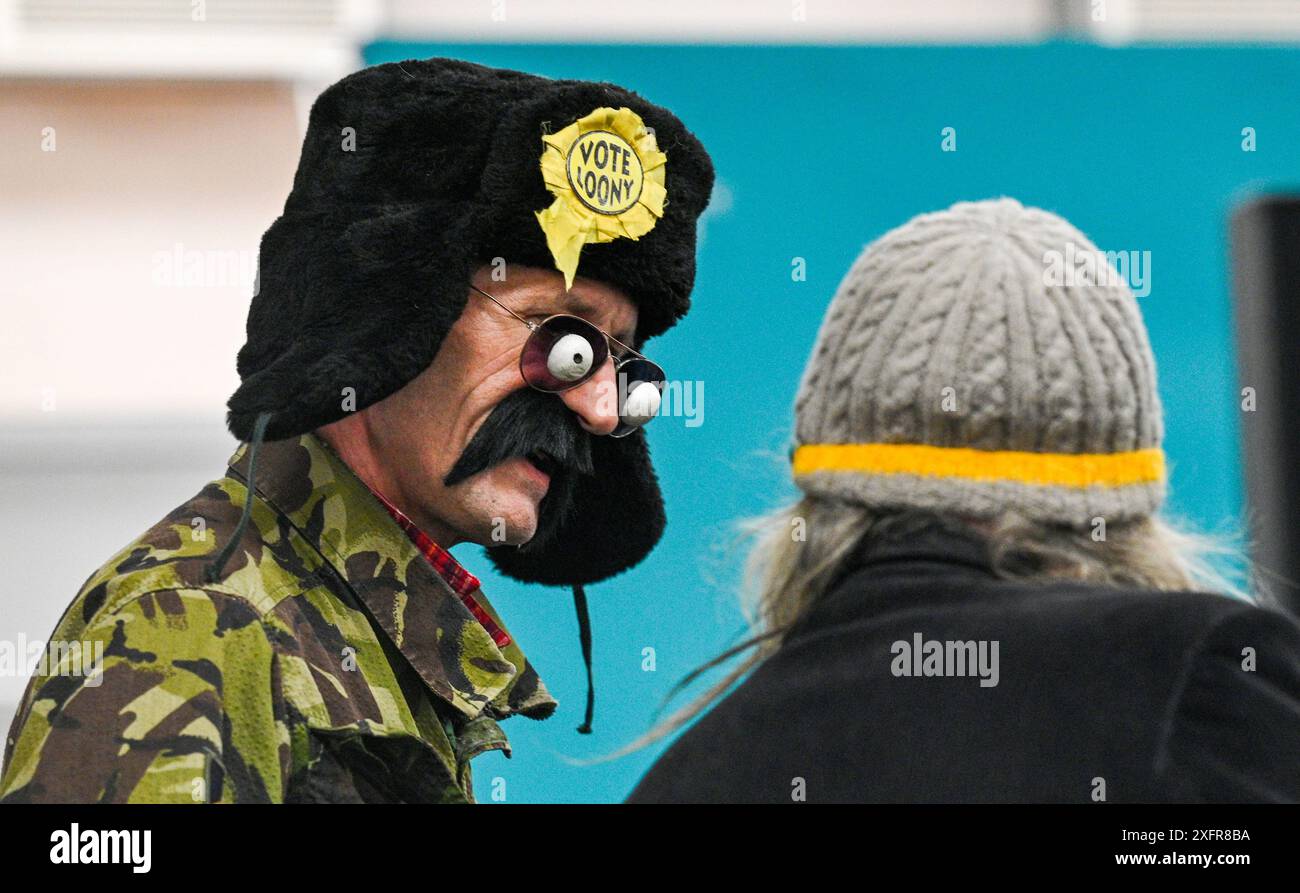 Brighton UK 4 juillet 2024 - le citoyen Skwith du Parti officiel Monster Raving Loony debout dans la circonscription du pavillon de Brighton arrive au Centre sportif de Portslade pour le compte des circonscriptions de Brighton & Hove : crédit Simon Dack / Alamy Live News Banque D'Images