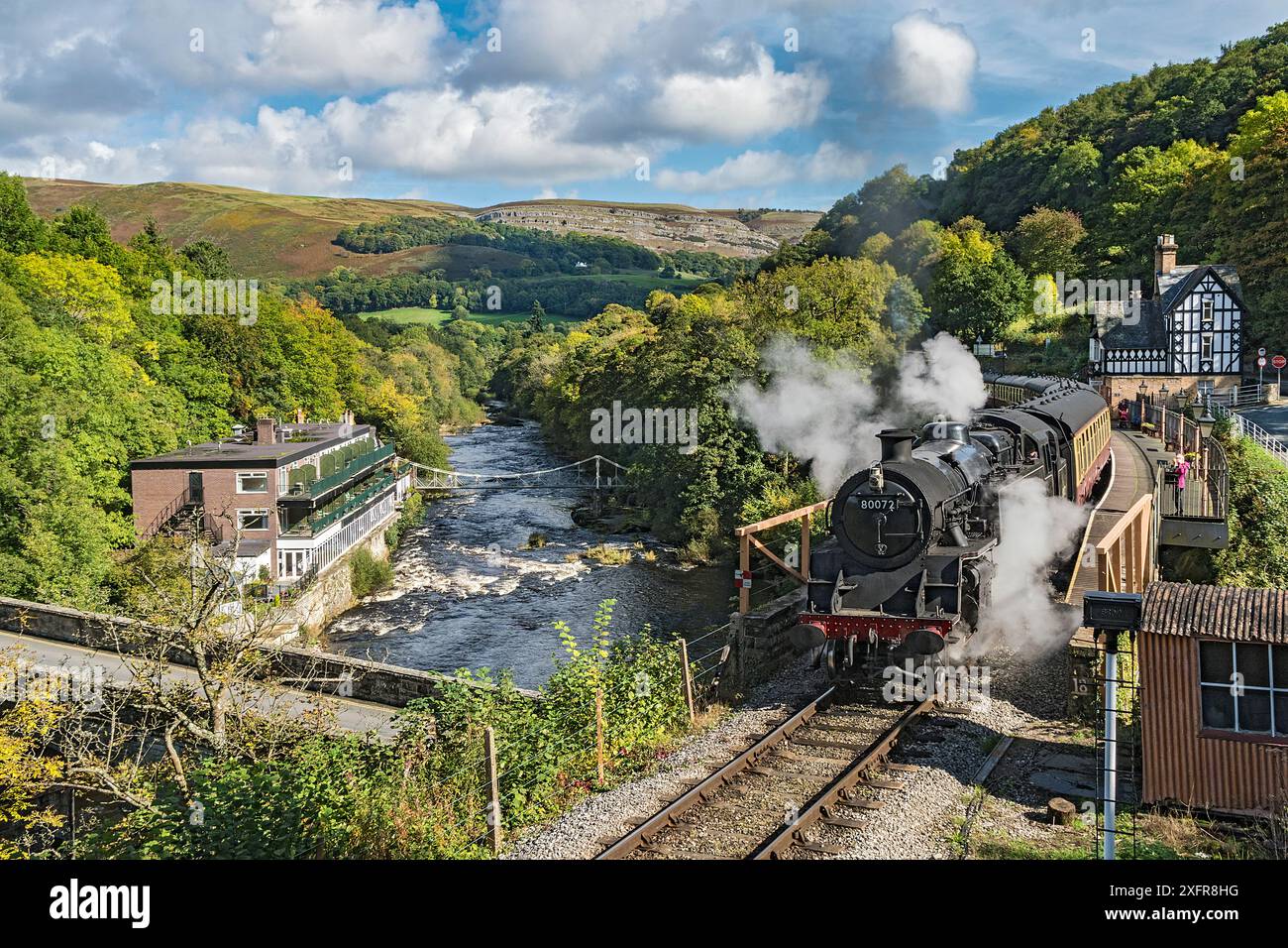 Train à vapeur quittant la gare de Berwyn à côté de la rivière Dee et l'hôtel Chainbridge sur le Llangollen Heritage Railway jusqu'à Corwen North Wales, Royaume-Uni, septembre 2017. Banque D'Images