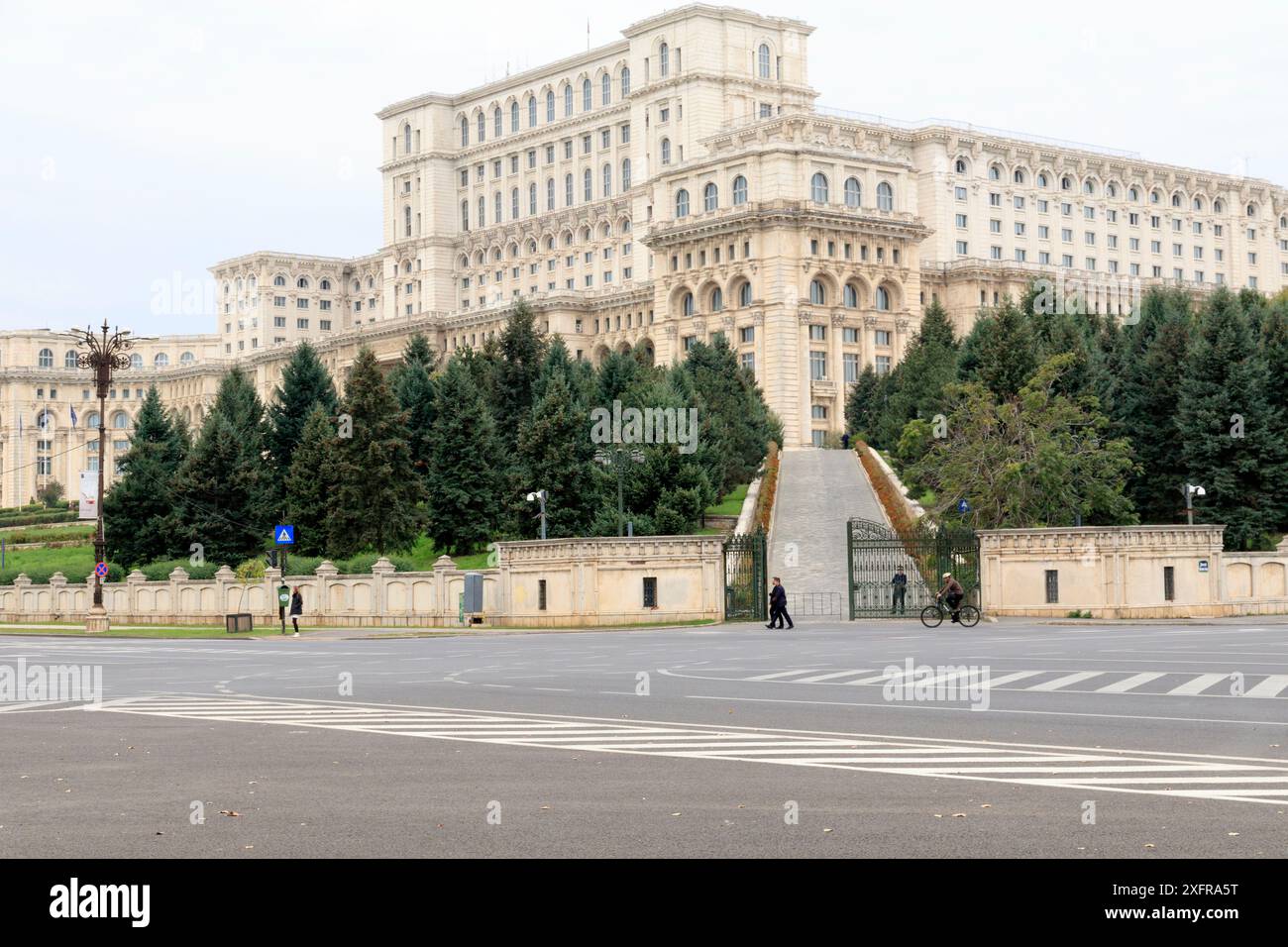 Europe, Roumanie. Bucarest. Palatul Parlamentului est un bâtiment polyvalent qui abrite les deux chambres du Parlement roumain. 2016-10-10 Banque D'Images