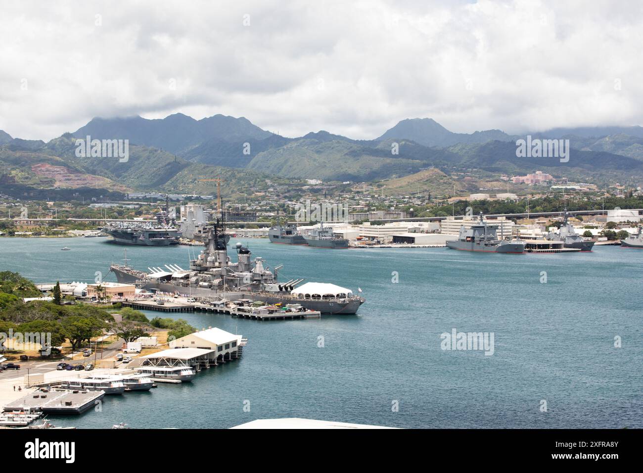 L'USS Carl Vinson (CVN 70) est amarré derrière l'historique USS Missouri (BB 63) à bord de la joint base Pearl Harbor-Hickam lors du RIMPAC 2024, le 3 juillet 2024. Vingt-neuf pays, 40 navires de surface, quatre sous-marins, 14 forces terrestres nationales, plus de 171 avions et 25 000 membres du personnel participent au RIMPAC dans et autour des îles Hawaï, du 27 juin au 2 août. Le RIMPAC, le plus grand exercice maritime international au monde, offre une occasion de formation unique tout en favorisant et en soutenant les relations de coopération entre les participants essentielles pour assurer la sûreté des voies maritimes et la sécurité dans le monde Banque D'Images