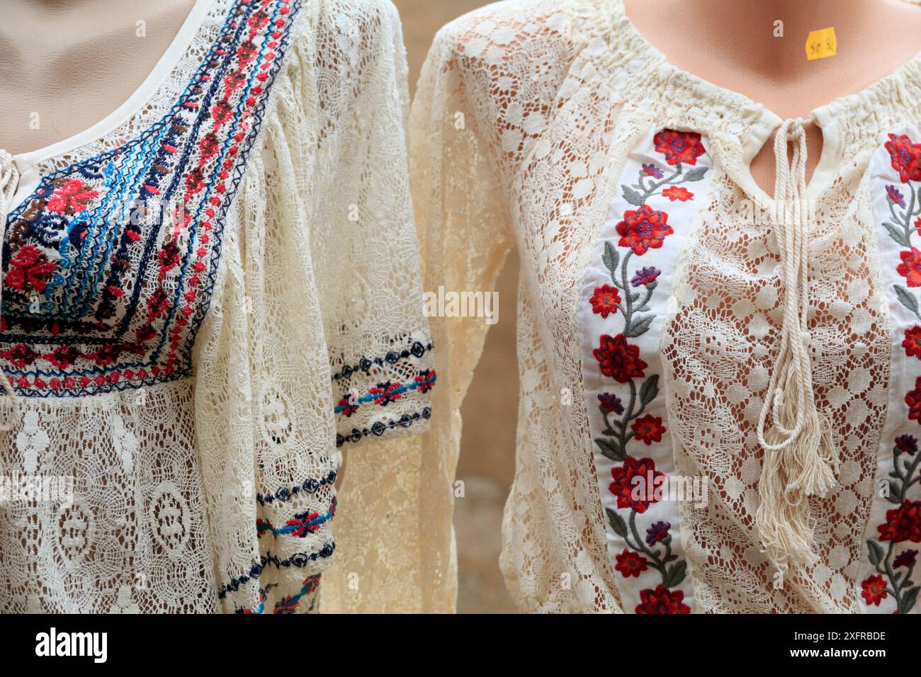 L'Europe, la Roumanie. Brasov. Couture et broderie roumaine, tissage. Banque D'Images