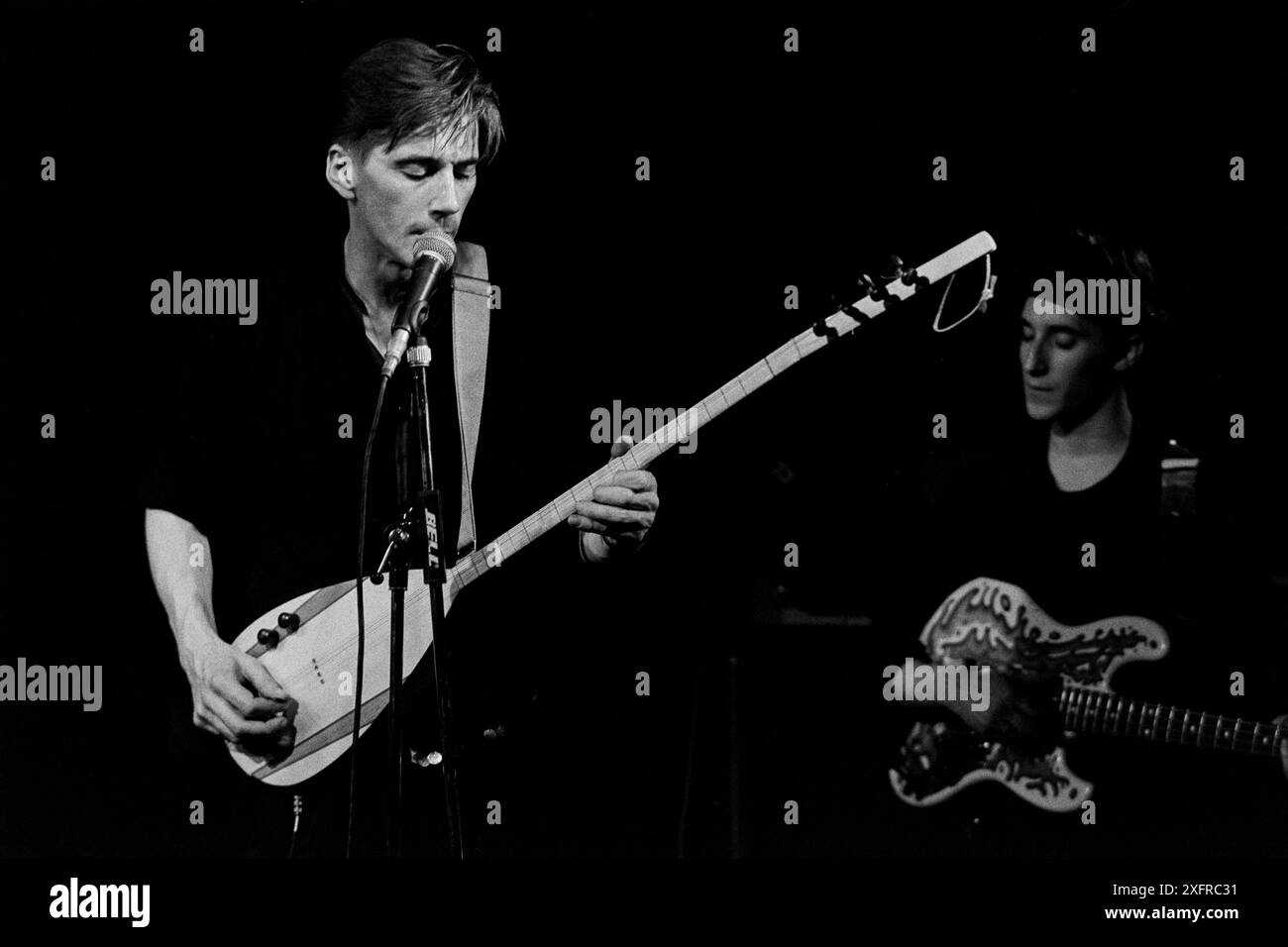 Chanteur, compositeur et multi-instrumentiste John Rees Lewis, à la limite à Sheffield, en Angleterre, à la fin des années 1980, avec le C Cat Trance. Lewis cofonde le groupe post-punk britannique Medium, connu pour son single Hungry, So Angry sorti en 1981. Il a ensuite co-fondé C Cat Trance avec Nigel Stone, le batteur fondateur de Medium Medium. C Cat Trance, qui avait une formation fluide en studio et sur la route, combinait le post-punk avec des éléments de musique turque, moyen-orientale et nord-africaine et funk. Les deux groupes sont initialement formés à Nottingham, en Angleterre. Lewis est décédé début juillet 2024. Banque D'Images