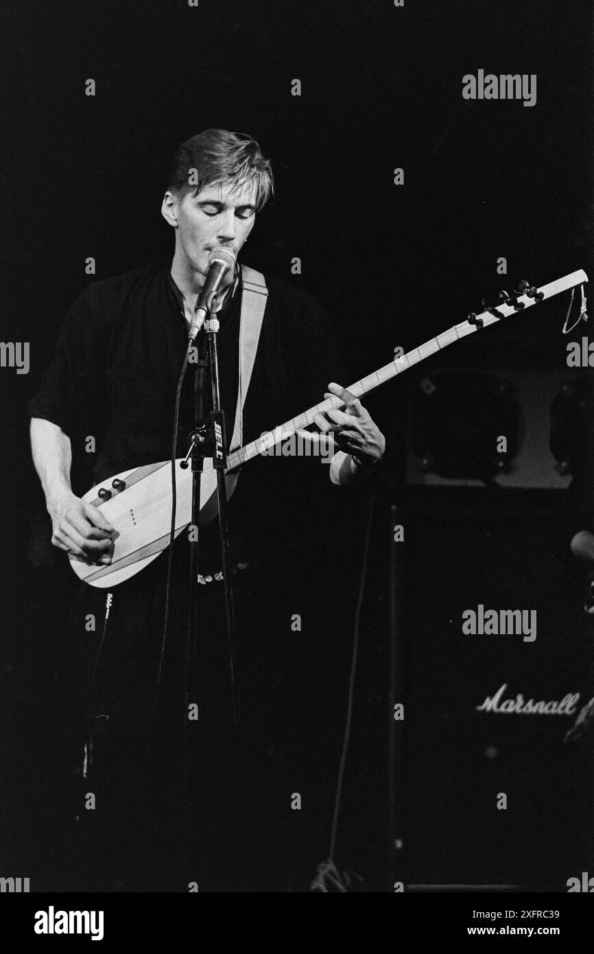 Chanteur, compositeur et multi-instrumentiste John Rees Lewis, à la limite à Sheffield, en Angleterre, à la fin des années 1980, avec le C Cat Trance. Lewis cofonde le groupe post-punk britannique Medium, connu pour son single Hungry, So Angry sorti en 1981. Il a ensuite co-fondé C Cat Trance avec Nigel Stone, le batteur fondateur de Medium Medium. C Cat Trance, qui avait une formation fluide en studio et sur la route, combinait le post-punk avec des éléments de musique turque, moyen-orientale et nord-africaine et funk. Les deux groupes sont initialement formés à Nottingham, en Angleterre. Lewis est décédé début juillet 2024. Banque D'Images
