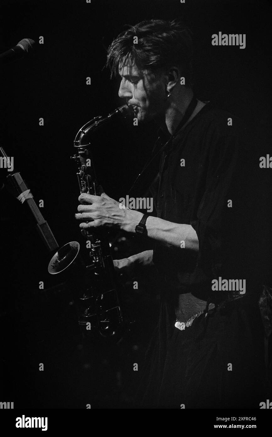 Chanteur, compositeur et multi-instrumentiste John Rees Lewis, à la limite à Sheffield, en Angleterre, à la fin des années 1980, avec le C Cat Trance. Lewis cofonde le groupe post-punk britannique Medium, connu pour son single Hungry, So Angry sorti en 1981. Il a ensuite co-fondé C Cat Trance avec Nigel Stone, le batteur fondateur de Medium Medium. C Cat Trance, qui avait une formation fluide en studio et sur la route, combinait le post-punk avec des éléments de musique turque, moyen-orientale et nord-africaine et funk. Les deux groupes sont initialement formés à Nottingham, en Angleterre. Lewis est décédé début juillet 2024. Banque D'Images