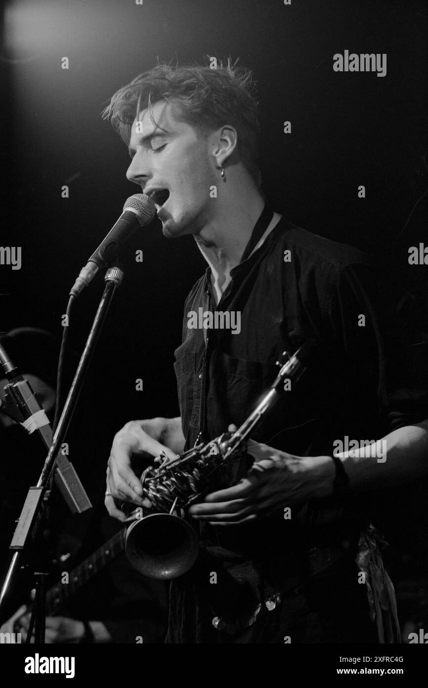 Chanteur, compositeur et multi-instrumentiste John Rees Lewis, à la limite à Sheffield, en Angleterre, à la fin des années 1980, avec le C Cat Trance. Lewis cofonde le groupe post-punk britannique Medium, connu pour son single Hungry, So Angry sorti en 1981. Il a ensuite co-fondé C Cat Trance avec Nigel Stone, le batteur fondateur de Medium Medium. C Cat Trance, qui avait une formation fluide en studio et sur la route, combinait le post-punk avec des éléments de musique turque, moyen-orientale et nord-africaine et funk. Les deux groupes sont initialement formés à Nottingham, en Angleterre. Lewis est décédé début juillet 2024. Banque D'Images