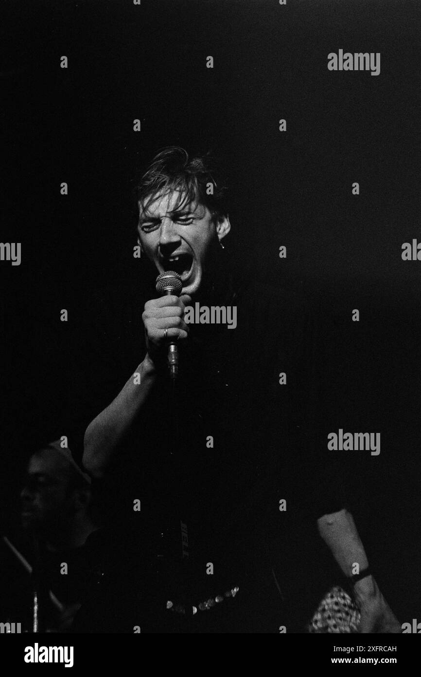 Chanteur, compositeur et multi-instrumentiste John Rees Lewis, à la limite à Sheffield, en Angleterre, à la fin des années 1980, avec le C Cat Trance. Lewis cofonde le groupe post-punk britannique Medium, connu pour son single Hungry, So Angry sorti en 1981. Il a ensuite co-fondé C Cat Trance avec Nigel Stone, le batteur fondateur de Medium Medium. C Cat Trance, qui avait une formation fluide en studio et sur la route, combinait le post-punk avec des éléments de musique turque, moyen-orientale et nord-africaine et funk. Les deux groupes sont initialement formés à Nottingham, en Angleterre. Lewis est décédé début juillet 2024. Banque D'Images