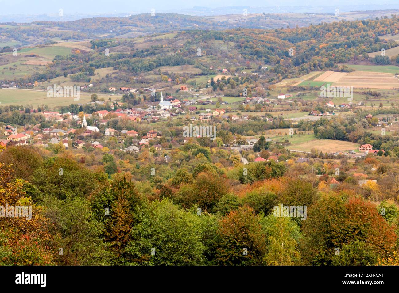 Europe, Roumanie. Maramures pays, vue territoriale avec couleur d'automne. Banque D'Images