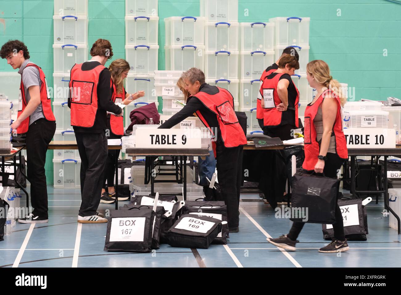 Hereford, Herefordshire, Royaume-Uni – vendredi 4 juillet 2024 – dépouillement des votes aux élections générales à Hereford Royaume-Uni, le personnel électoral traite les documents des bureaux de vote – deux dépouillements sont en cours à Hereford, Hereford et South Herefordshire et North Herefordshire – photo Steven May / Alamy Live News Banque D'Images