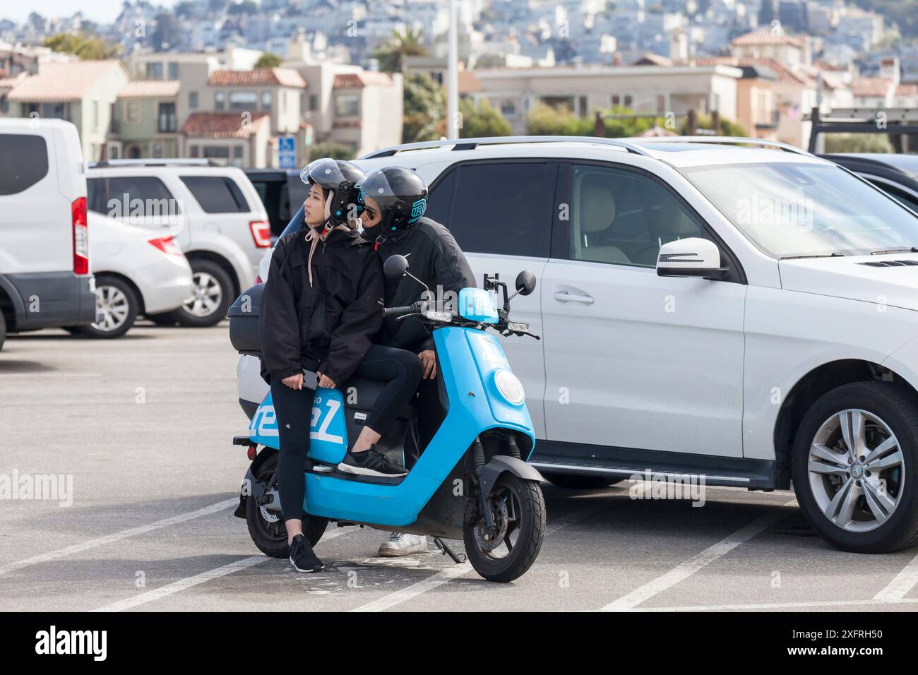 Jeune couple de touristes asiatiques sur un scooter profitant d'un bon moment Banque D'Images