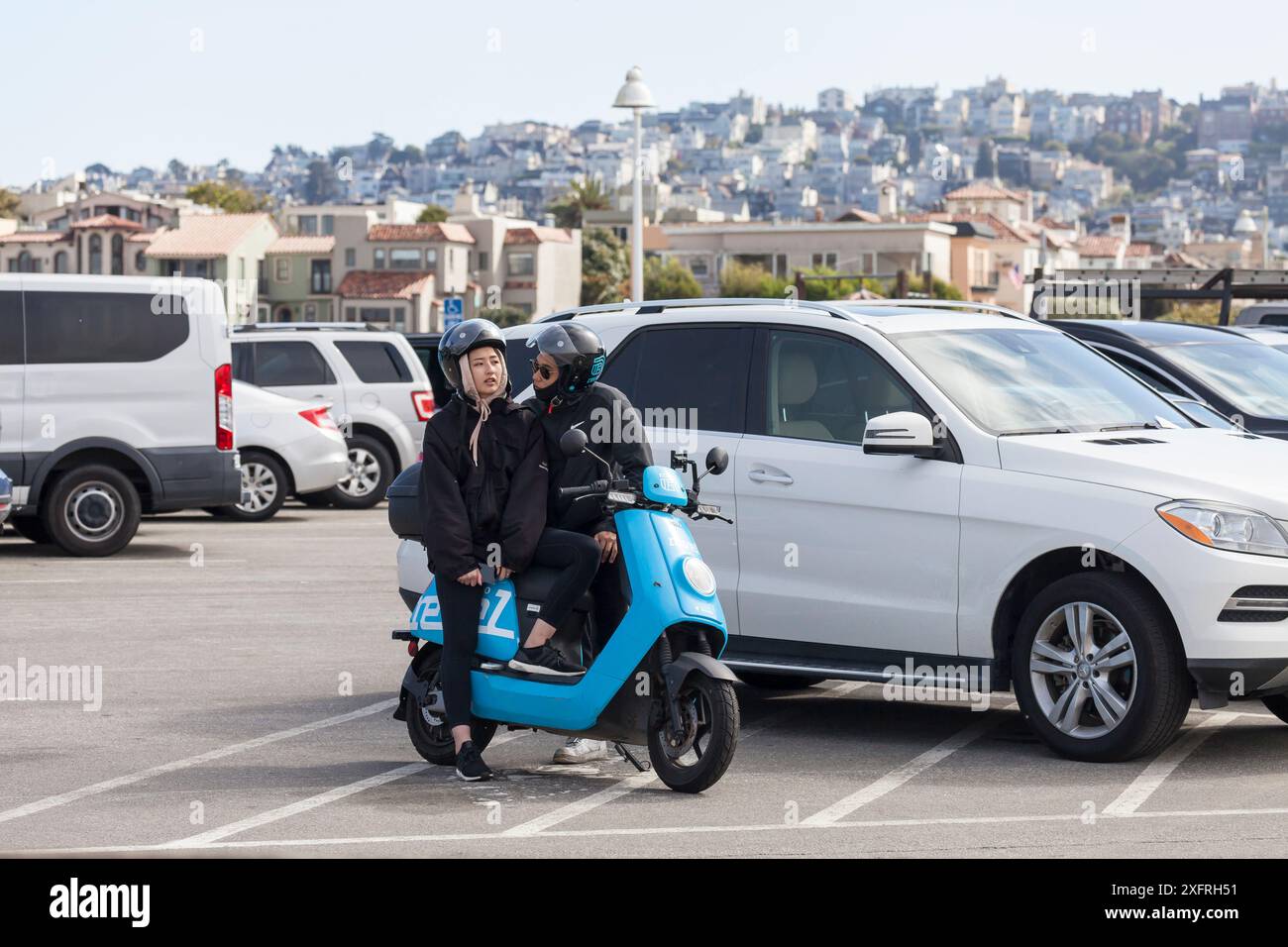Jeune couple de touristes asiatiques sur un scooter profitant d'un bon moment Banque D'Images