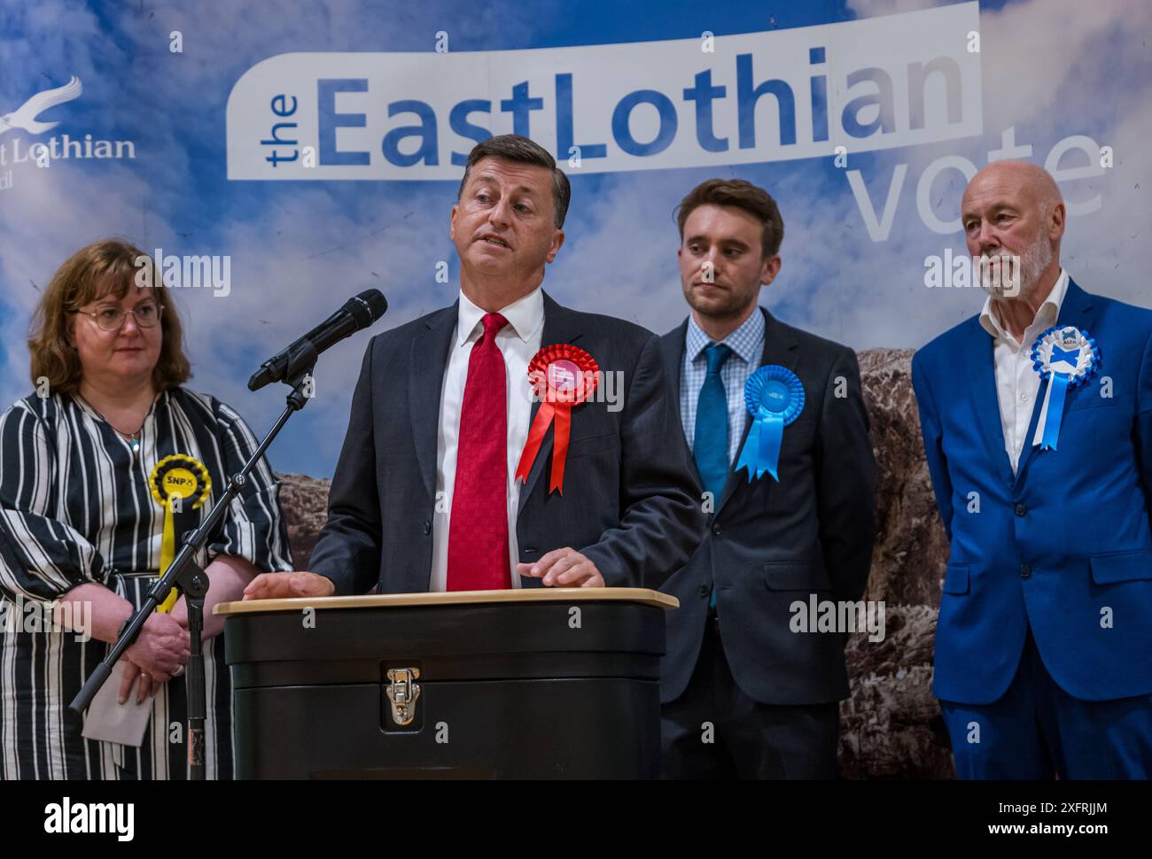 East Lothian, Écosse, Royaume-Uni, 5 juillet 2024. Dépouillement des élections générales : le dépouillement a lieu pour sélectionner le nouveau député de la circonscription de Lothian East. Douglas Alexander, ancien ministre du cabinet sous Blair et Brown, est largement enclin à réussir après une absence de 10 ans de la politique britannique. Les autres candidats sont Lyn Jardine (SNP, Scott Hamilton (Con), Robert Davies (Reform UK), George Yerevan (Alba) & Shona Macintosh (Green). Sur la photo : Douglas Alexander remporte Lothian East par une majorité de plus de 10 000. Crédit : Sally Anderson/Alamy Live News Banque D'Images