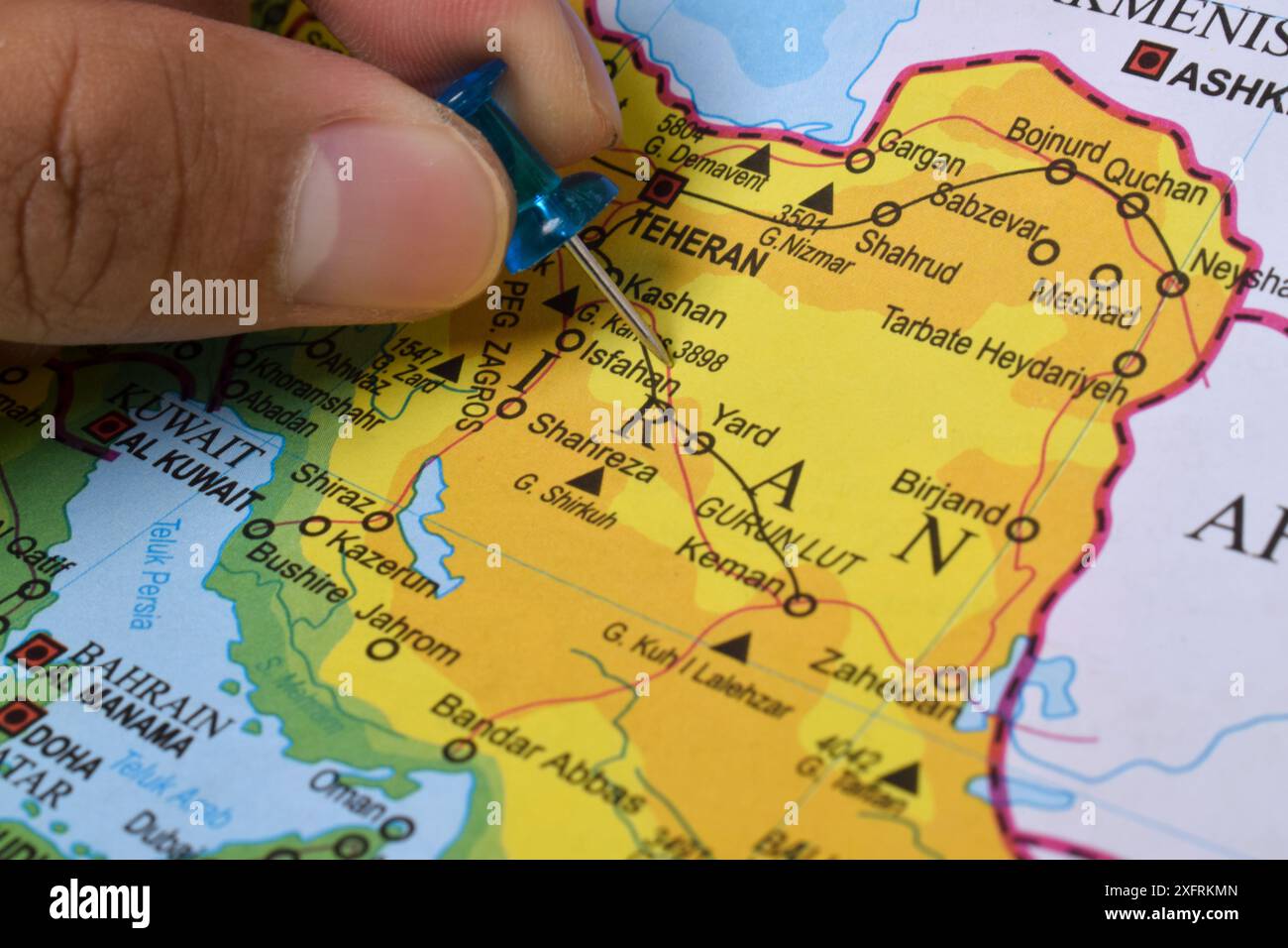 Épingle sur l'Iran de la carte du monde. Gros plan et mise au point sélective Banque D'Images