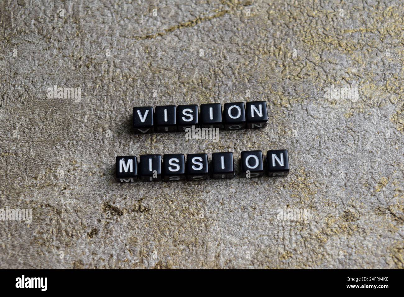 Concept of Vision Mission écrit sur des blocs de bois. Image traitée croisée sur fond en bois Banque D'Images