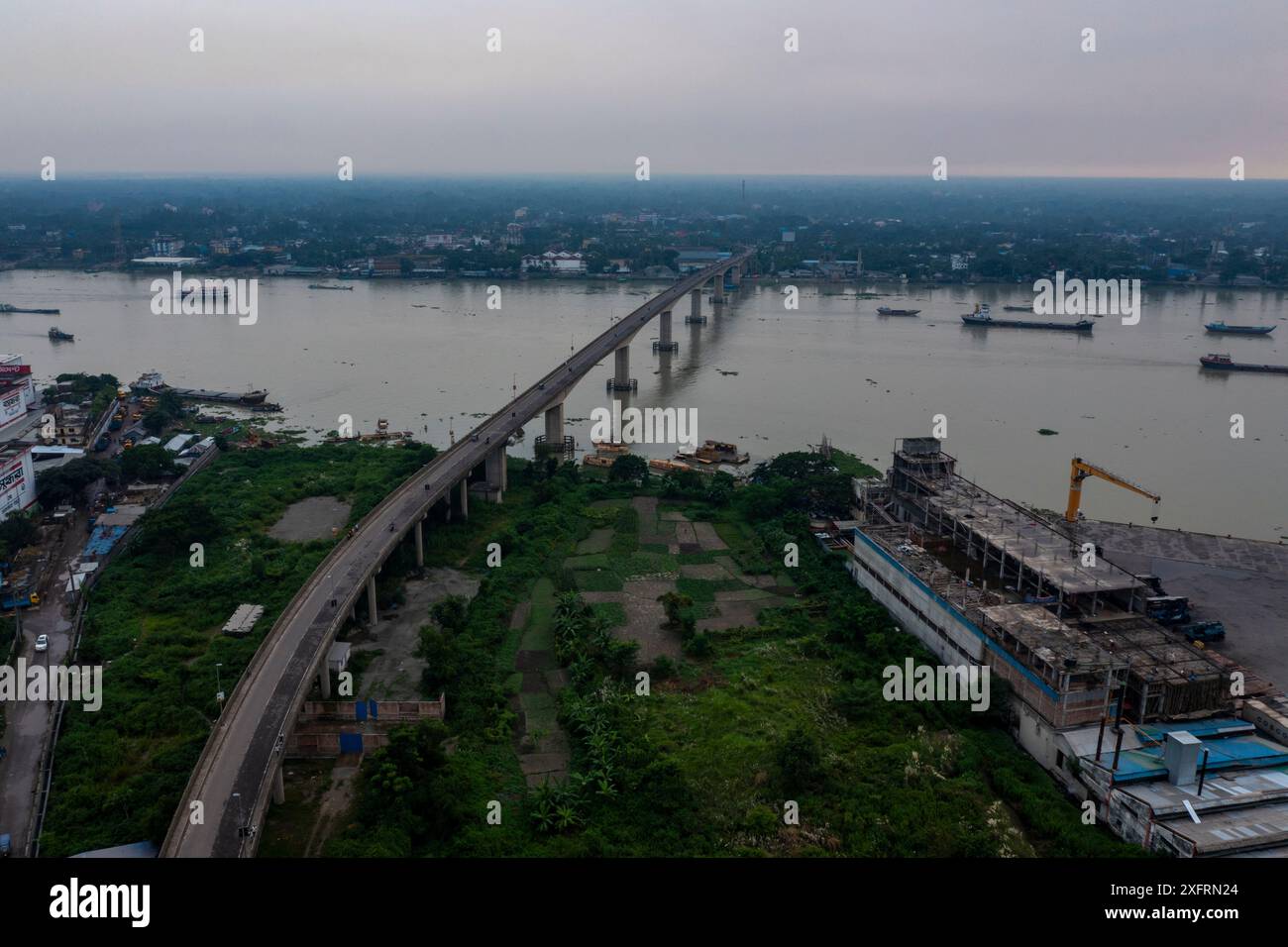 Le sixième pont d'amitié Bangladesh-Chine également connu sous le nom de pont Muktarpur sur la rivière Dhaleswari qui relie Narayanganj et Munshiganj distric Banque D'Images