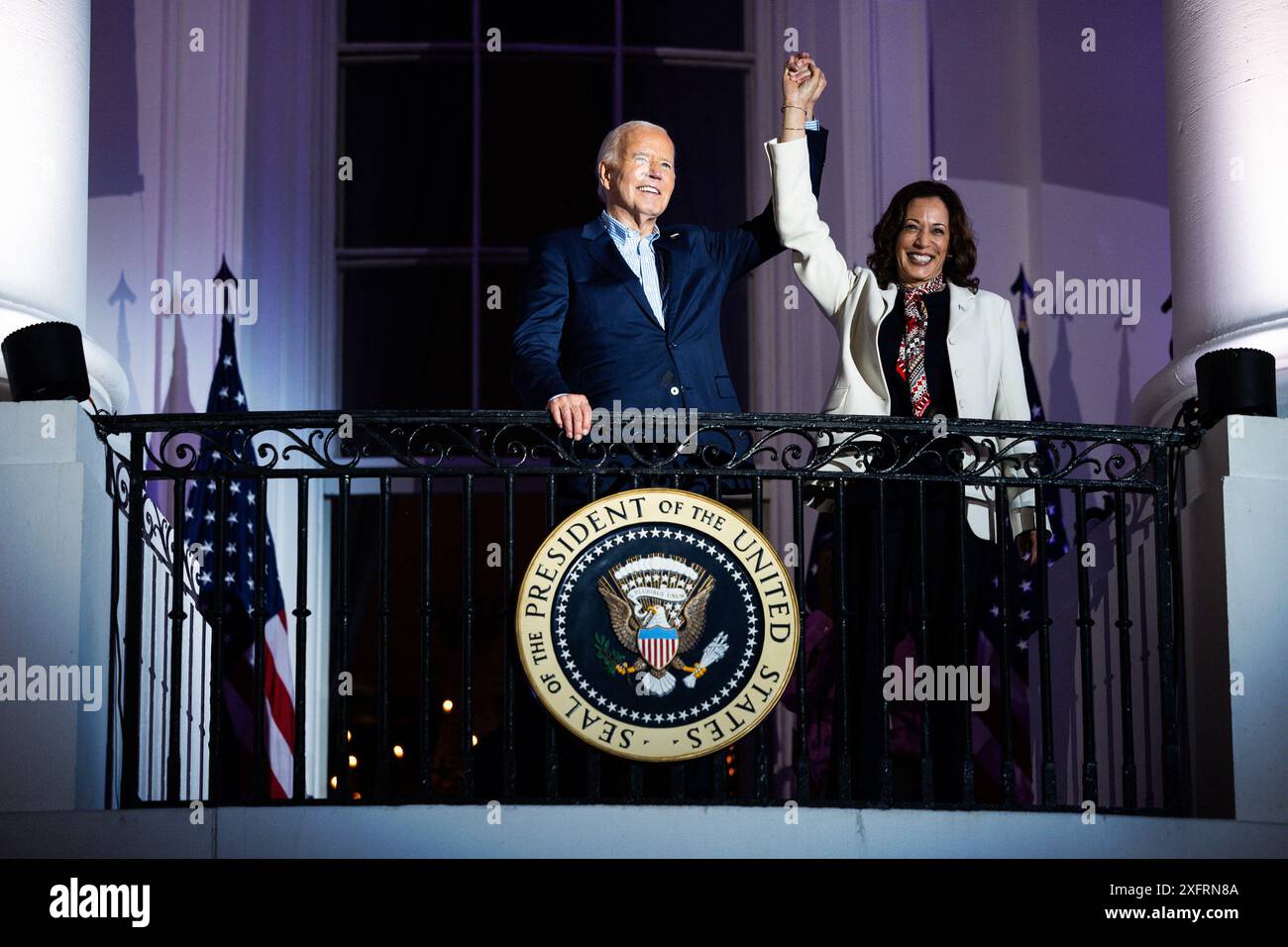 Washington, États-Unis. 04 juillet 2024. Le président américain Joe Biden, à gauche, et le vice-président Kamala Harris sur le balcon Truman de la Maison Blanche à Washington, DC, États-Unis, le jeudi 4 juillet, 2024. la campagne de réélection de Biden est entrée dans le jour férié de l'indépendance, épuisé par une semaine de griffes du titulaire pour maintenir son emprise sur la nomination de son parti. Photo Tierney L. Cross/Pool/ABACAPRESS. COM Credit : Abaca Press/Alamy Live News Banque D'Images