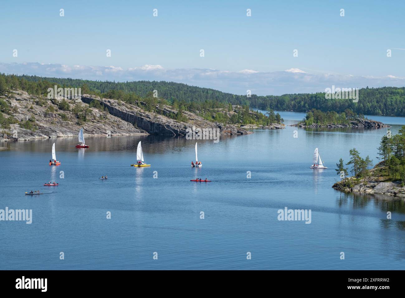 VYATIKKYA, RUSSIE - 23 JUIN 2024 : excursions en bateau à Ladoga skerries par une journée ensoleillée de juin. Baie de Tervu, lac Ladoga Banque D'Images