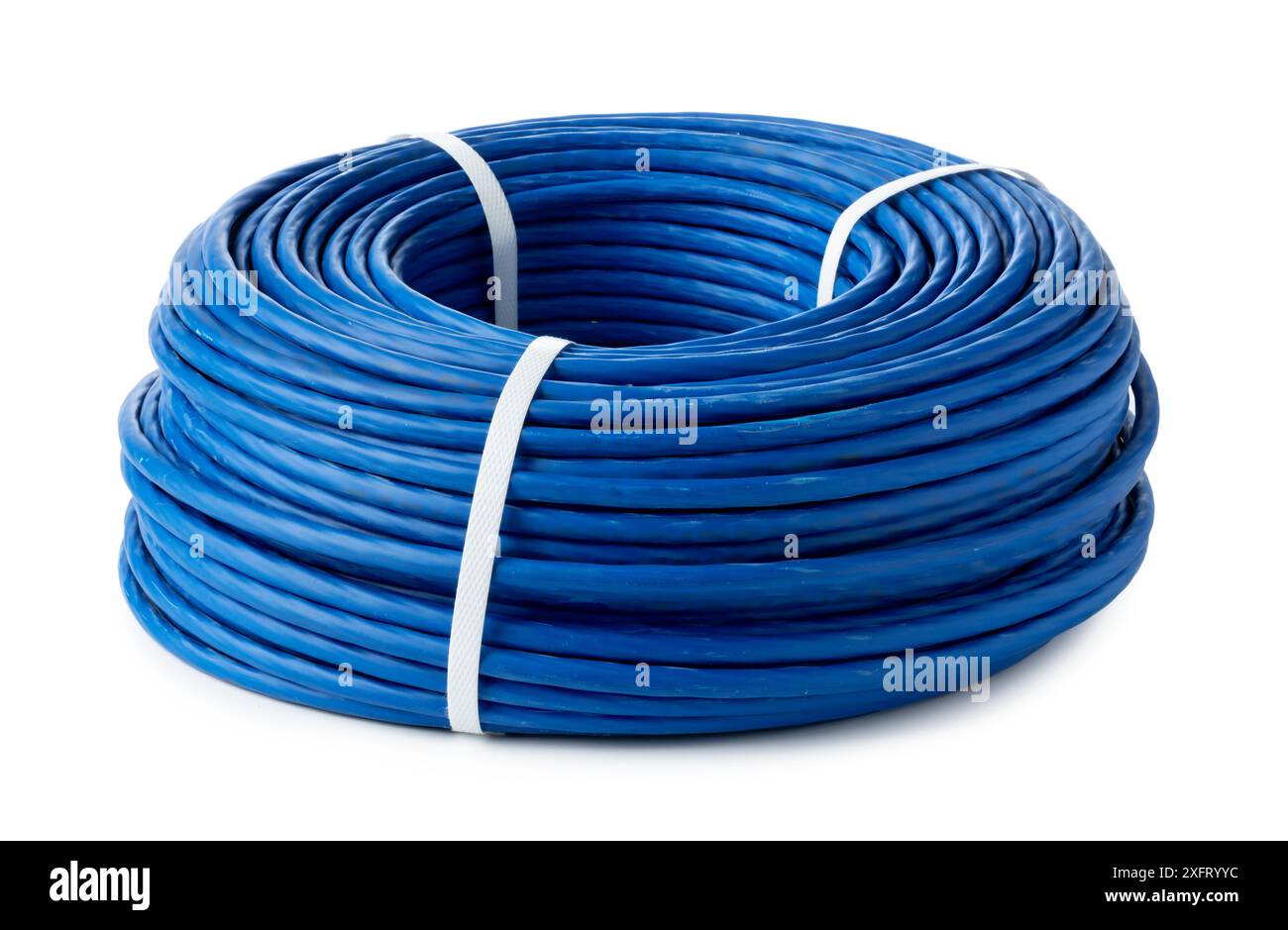 Rouleau de fil électrique bleu isolé sur fond blanc Banque D'Images