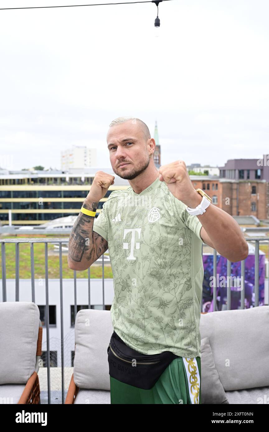Eric Sindermann beim Mates date influencer Event auf der Berlin Fashion week S/S 2025 im Atelier Rooftop. Berlin, 02.07.2024 Banque D'Images