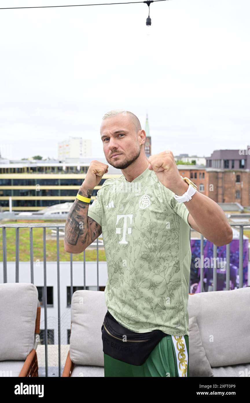 Eric Sindermann beim Mates date influencer Event auf der Berlin Fashion week S/S 2025 im Atelier Rooftop. Berlin, 02.07.2024 Banque D'Images