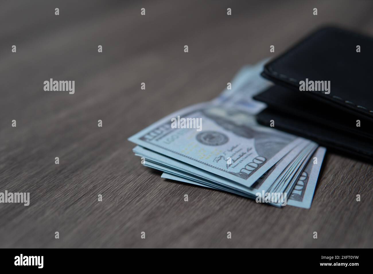 Photo en gros plan d'une pile d'argent et d'un portefeuille en cuir noir. Copier l'espace pour le texte. Concept financier. Banque D'Images