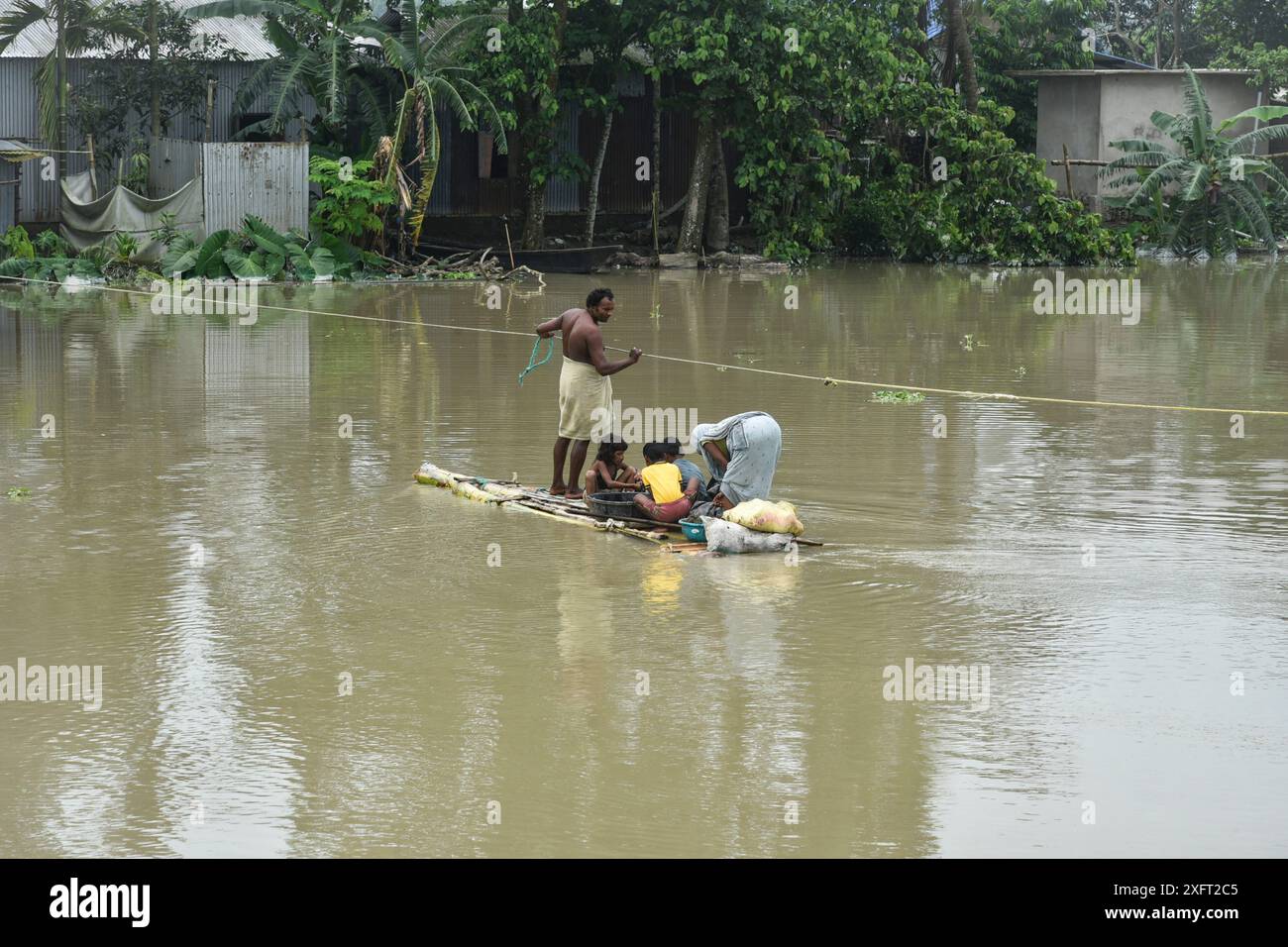 Morigaon, Assam, Inde. 4 juillet 2024. Moragion, ASSAM, INDE-04 JUILLET 2024 : un homme monte sur un radeau de bananes dans le district de Morigaon en Assam, touché par les inondations. (Crédit image : © Hafiz Ahmed/ZUMA Press Wire) USAGE ÉDITORIAL SEULEMENT! Non destiné à UN USAGE commercial ! Banque D'Images