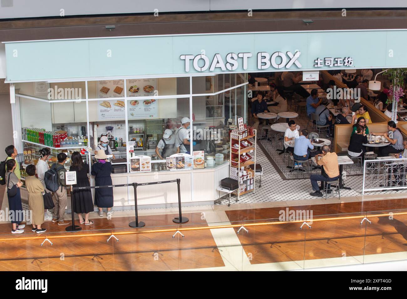 Toast Box est une chaîne de café contemporaine singapourienne. Très populaire parmi les habitants et les Coréens. Concept de cuisine ouverte pour voir la préparation. Banque D'Images