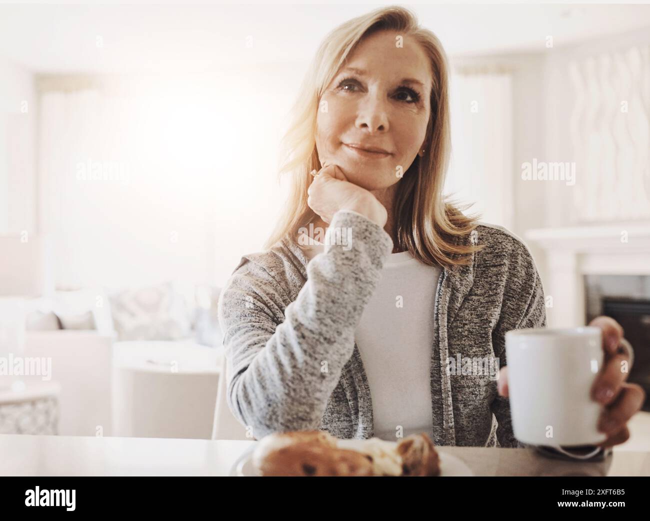 Vieille femme, penser et café dans la cuisine au petit déjeuner, se détendre et boisson chaude pour la mémoire le week-end. Femme personne, espresso et planification pour Banque D'Images