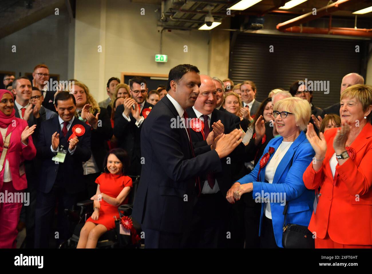 Glasgow, Royaume-Uni. 05 juillet 2024. Glasgow, Écosse. 5 juillet 2024PICTURED : Anas Sarwar MSP. Chef du Parti travailliste écossais. Scènes de l'intérieur du comte électoral de Glasgow à l'Emirates Arena (Sir Chris Hoy Velodrome) à la dernière veille des élections législatives britanniques de 2024, avec des urnes chargées et comptées et des candidats du parti surveillant et comptant. Crédit photo : Colin d Fisher. Crédit : Colin Fisher/Alamy Live News Banque D'Images