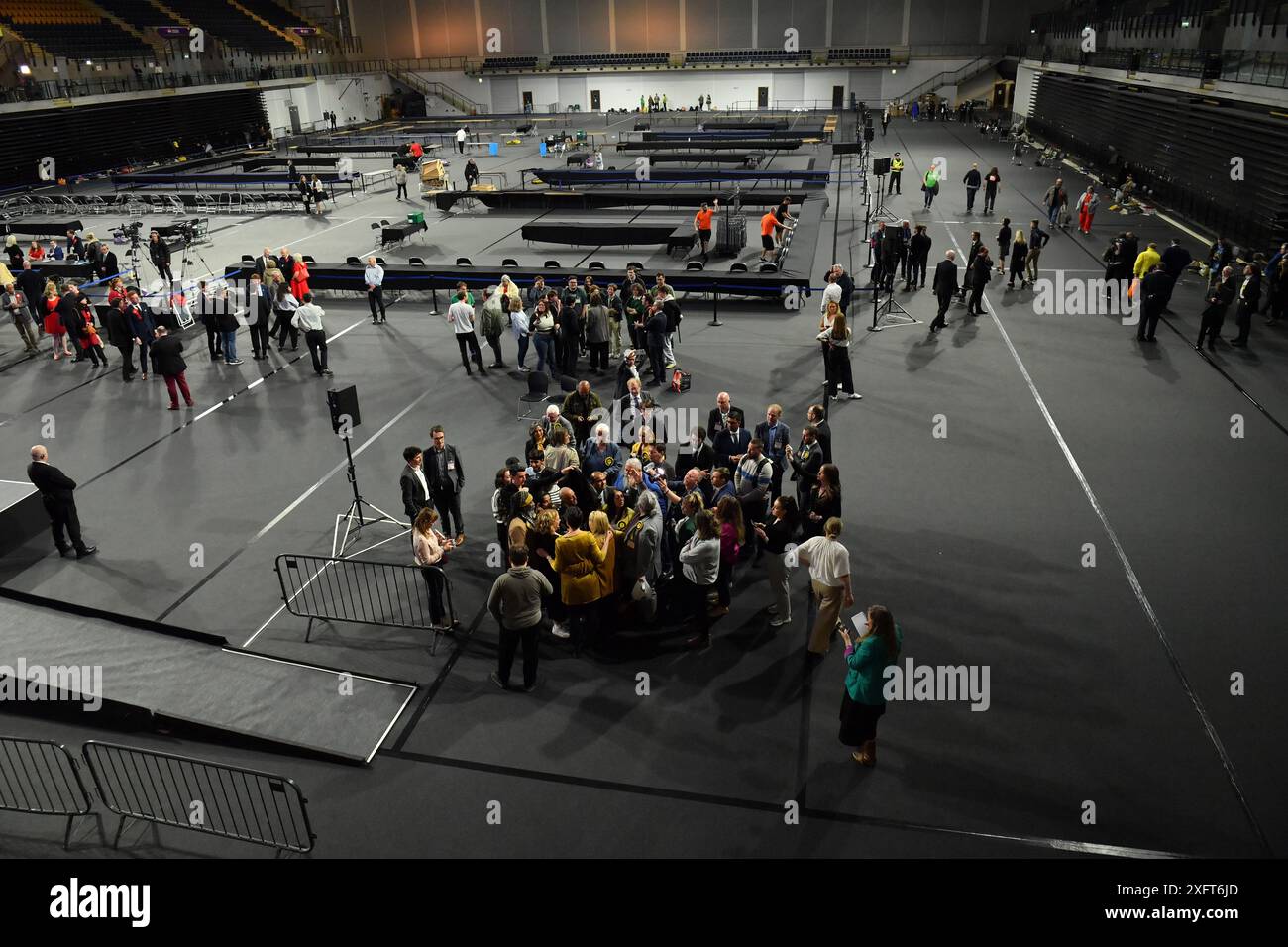 Glasgow, Royaume-Uni. 05 juillet 2024. Glasgow, Écosse. 5 juillet 2024PICTURED : vue grand angle d’Alison Thewliss avec un petit groupe de partisans du Parti national écossais (SNP), qui ont perdu aux élections. Scènes de l'intérieur du comte électoral de Glasgow à l'Emirates Arena (Sir Chris Hoy Velodrome) à la dernière veille des élections législatives britanniques de 2024, avec des urnes chargées et comptées et des candidats du parti surveillant et comptant. Crédit photo : Colin d Fisher. Crédit : Colin Fisher/Alamy Live News Banque D'Images