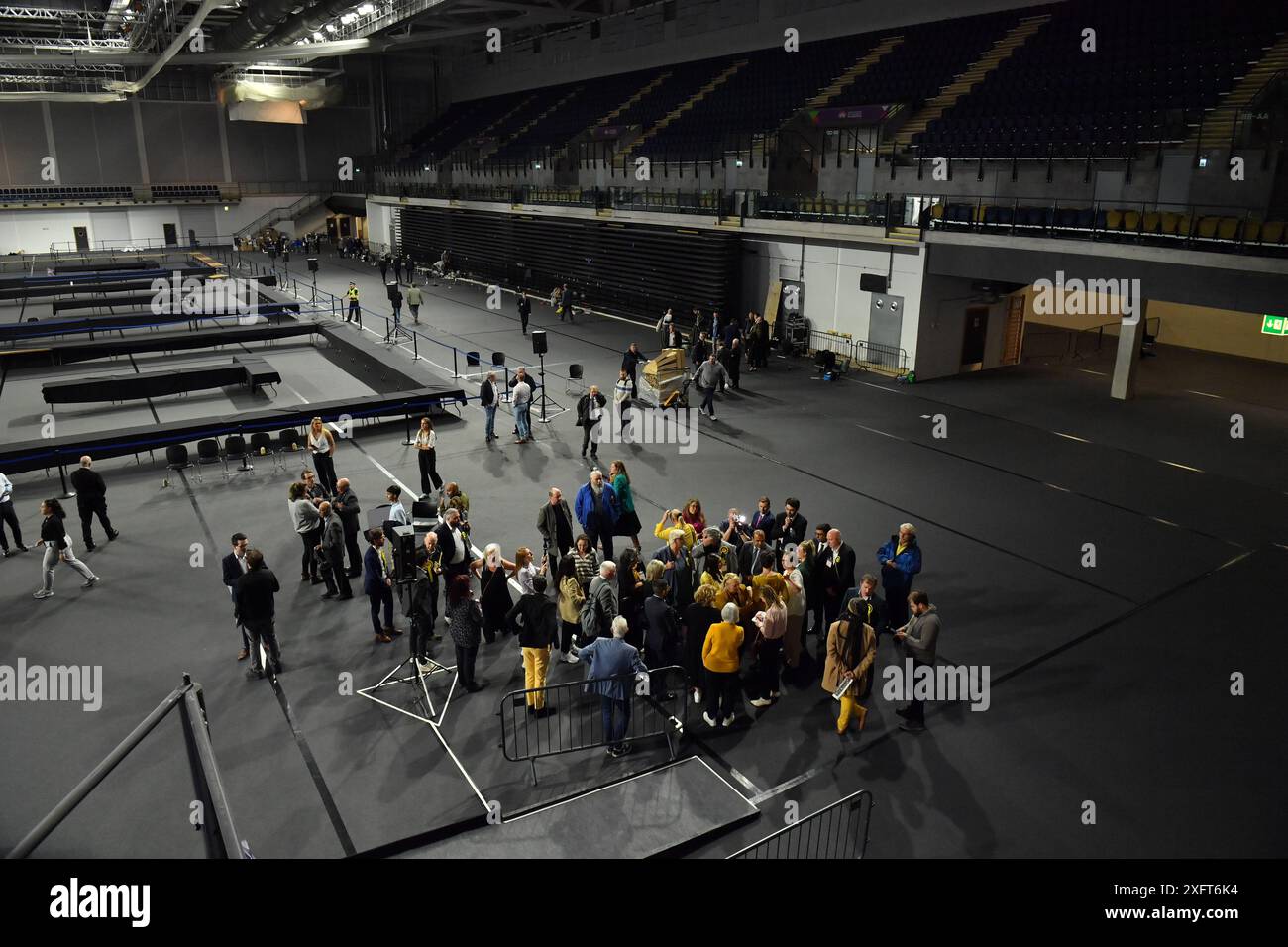 Glasgow, Royaume-Uni. 05 juillet 2024. Glasgow, Écosse. 5 juillet 2024PICTURED : vue grand angle d’Alison Thewliss avec un petit groupe de partisans du Parti national écossais (SNP), qui ont perdu aux élections. Scènes de l'intérieur du comte électoral de Glasgow à l'Emirates Arena (Sir Chris Hoy Velodrome) à la dernière veille des élections législatives britanniques de 2024, avec des urnes chargées et comptées et des candidats du parti surveillant et comptant. Crédit photo : Colin d Fisher. Crédit : Colin Fisher/Alamy Live News Banque D'Images