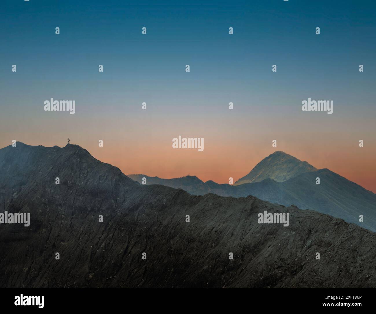 Montagnes silhouettées contre un ciel coloré au coucher du soleil. Bromo Mount, Indonésie Banque D'Images