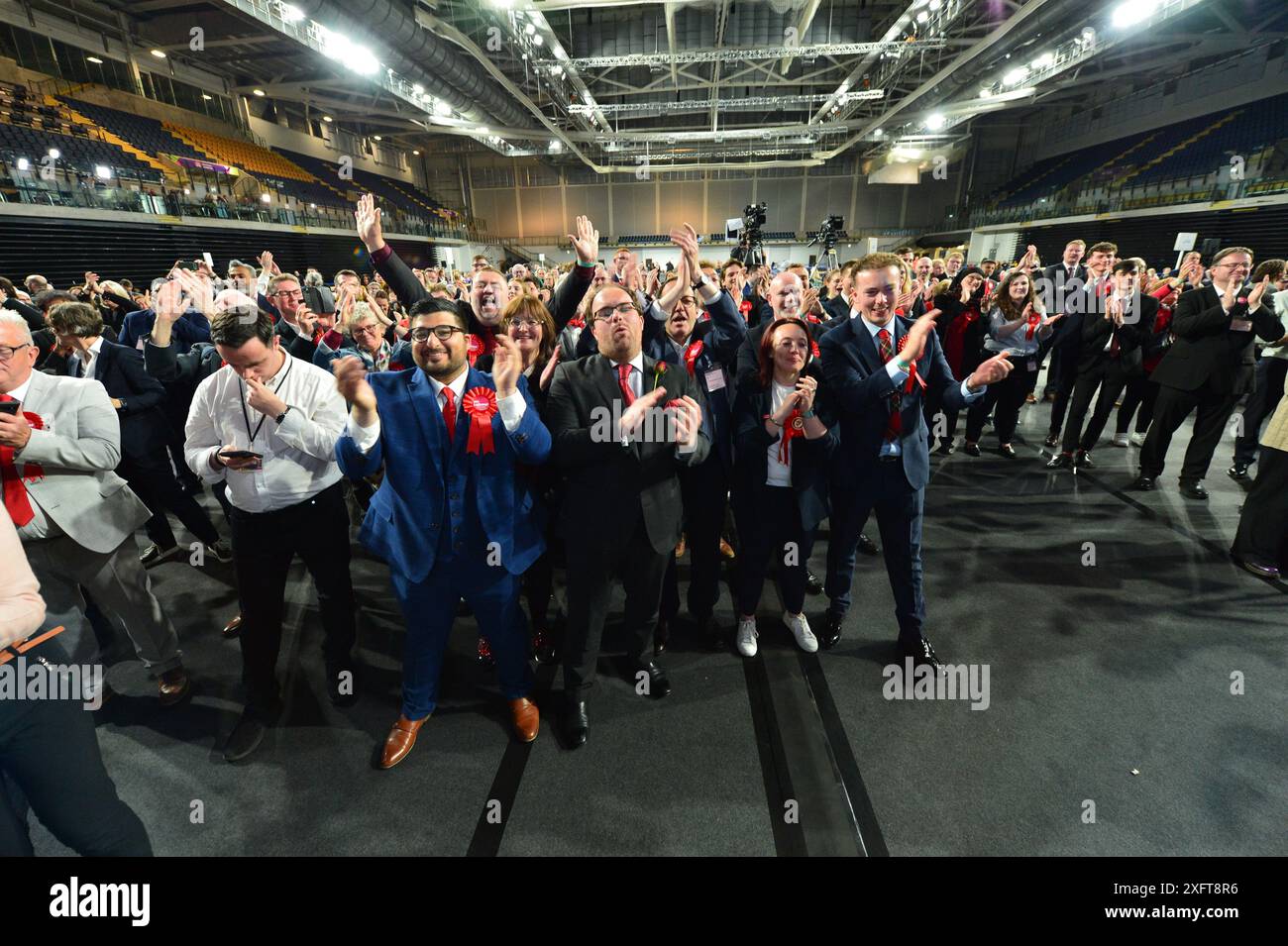 Glasgow, Royaume-Uni. 5 juillet 2024. SUR LA PHOTO : les partisans du Parti travailliste célèbrent les votes. Scènes de l'intérieur du comte électoral de Glasgow à l'Emirates Arena (Sir Chris Hoy Velodrome) à la dernière veille des élections législatives britanniques de 2024, avec des urnes chargées et comptées et des candidats du parti surveillant et comptant. Crédit photo : Colin d Fisher. Crédit : Colin Fisher/Alamy Live News Banque D'Images